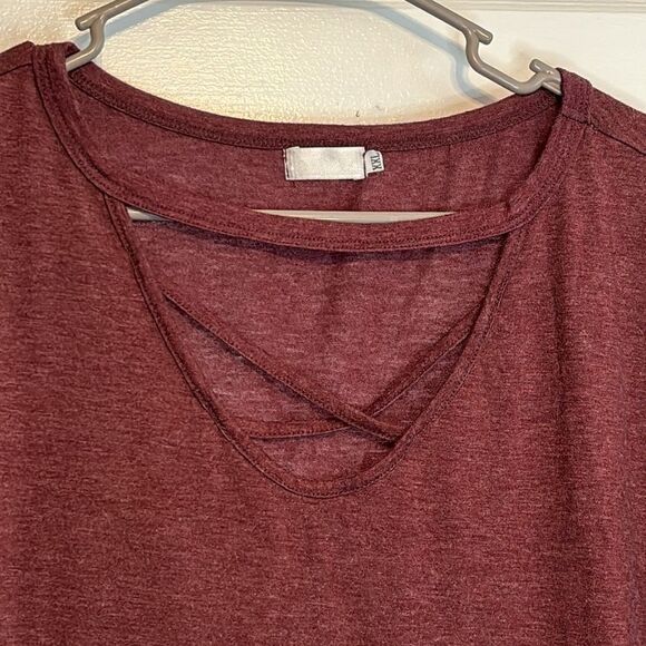 Women’s Burgundy Red Short Sleeve Tshirt with criss cross on chest size XXL - Picture 2 of 8